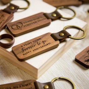 Schlüsselanhänger aus Holz bedruckt oder graviert mit I...