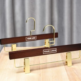 Kleiderbügel Holz mit Logo - Bedruckte Kleiderbügel aus...
