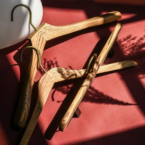Kleiderbügel aus Holz mit Logo als Werbeartikel - Kleid...
